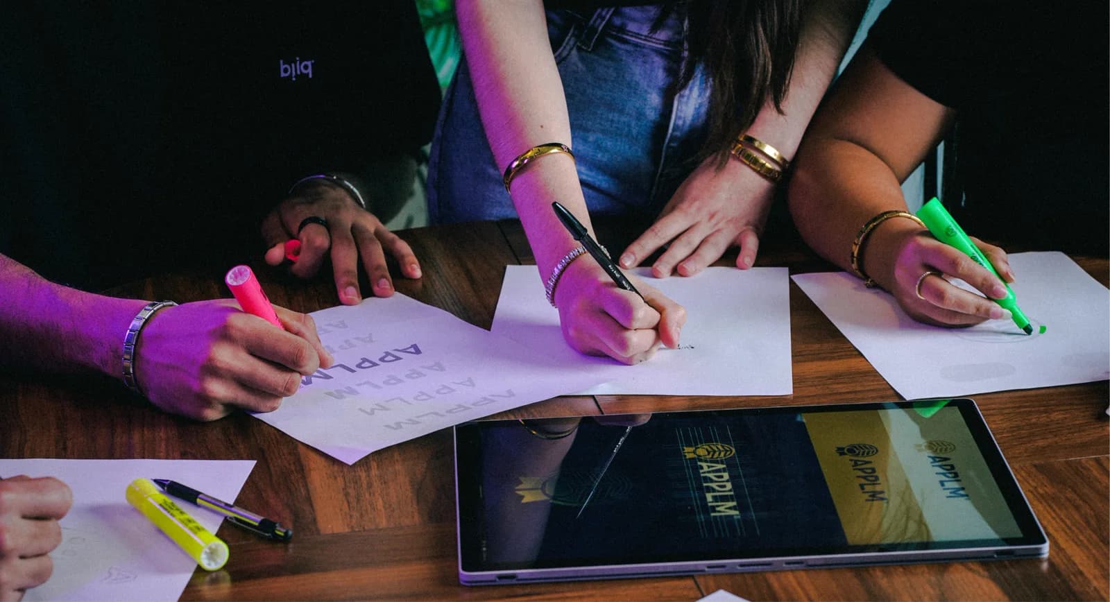 Equipo de Bliq trabajando en la identidad de un proyecto